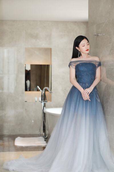 谢娜借包文婧3万澳元买包,却还3万网民币,事后还说对方太计较_文倩