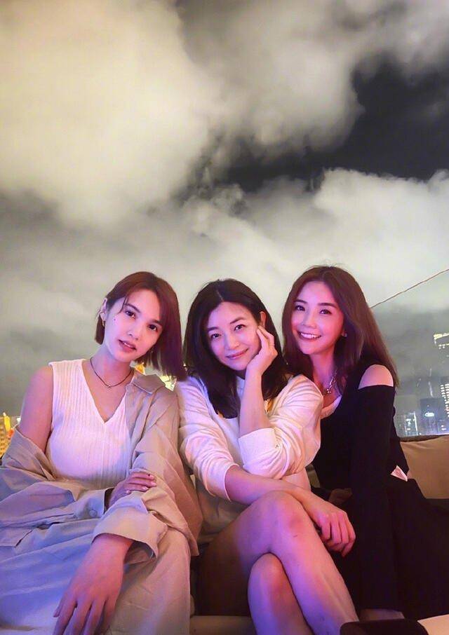 蔡卓妍陈妍希杨丞琳合照,三人罕见聚会,多年不见仍很亲密_照片_双眼