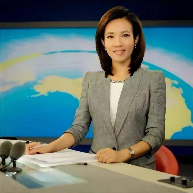 《新闻联播》美女主播宝晓峰:45岁依旧未婚单身,情系家乡内蒙古_同龄
