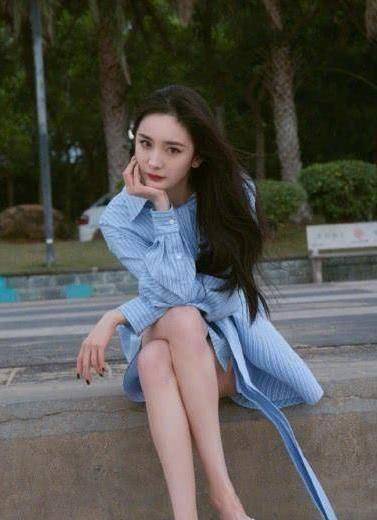 难怪杨幂被称为腿精,当她和网红阿沁站一起,腿型也太真实了吧_黑色
