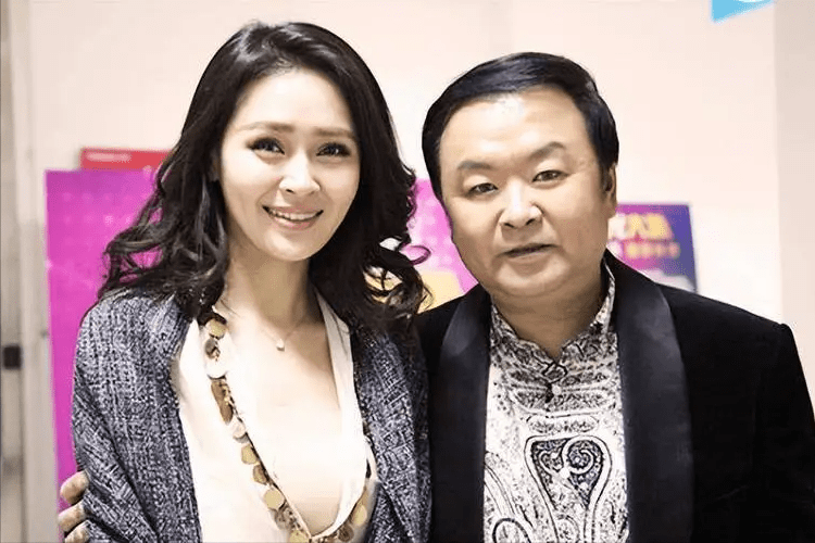 一家4口出游,神秘老公罕露面,近一米八俩女大长腿抢镜_女儿_胡俊_家庭