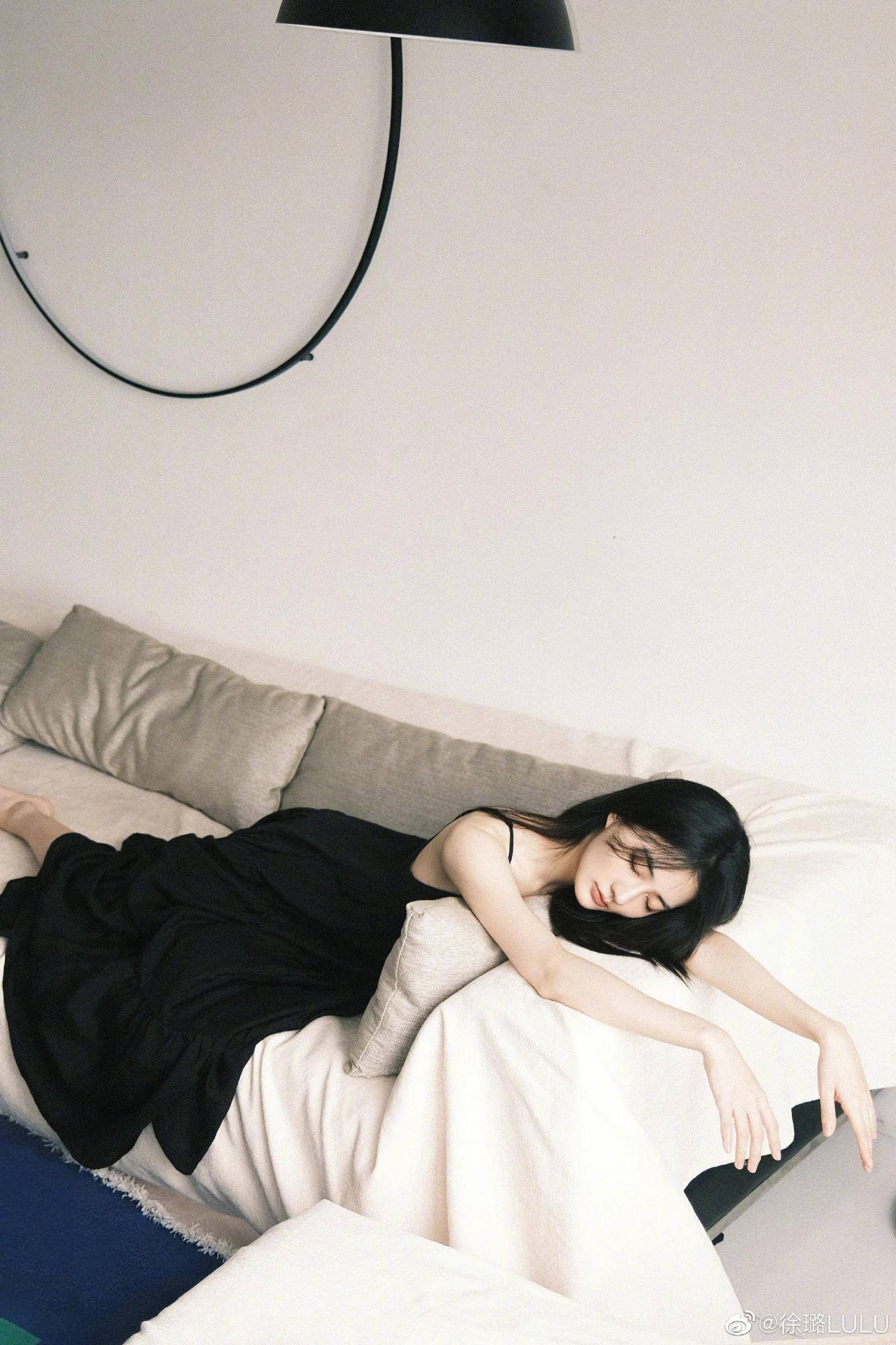 徐璐晒温柔居家照 穿吊带黑裙又纯又欲 与爱狗合照画面温馨治愈_沙发