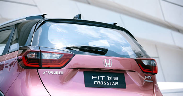 此次中期改款飞度主要在外观层面进行了升级,新款车型在车身配色上