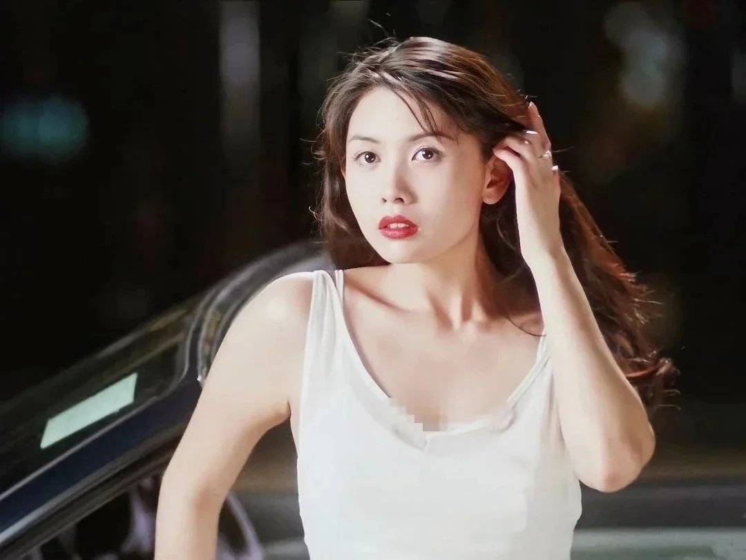 沈月母亲节晒妈妈邱淑贞年轻美照 网直呼:神基因!_五官_沈嘉伟_富商