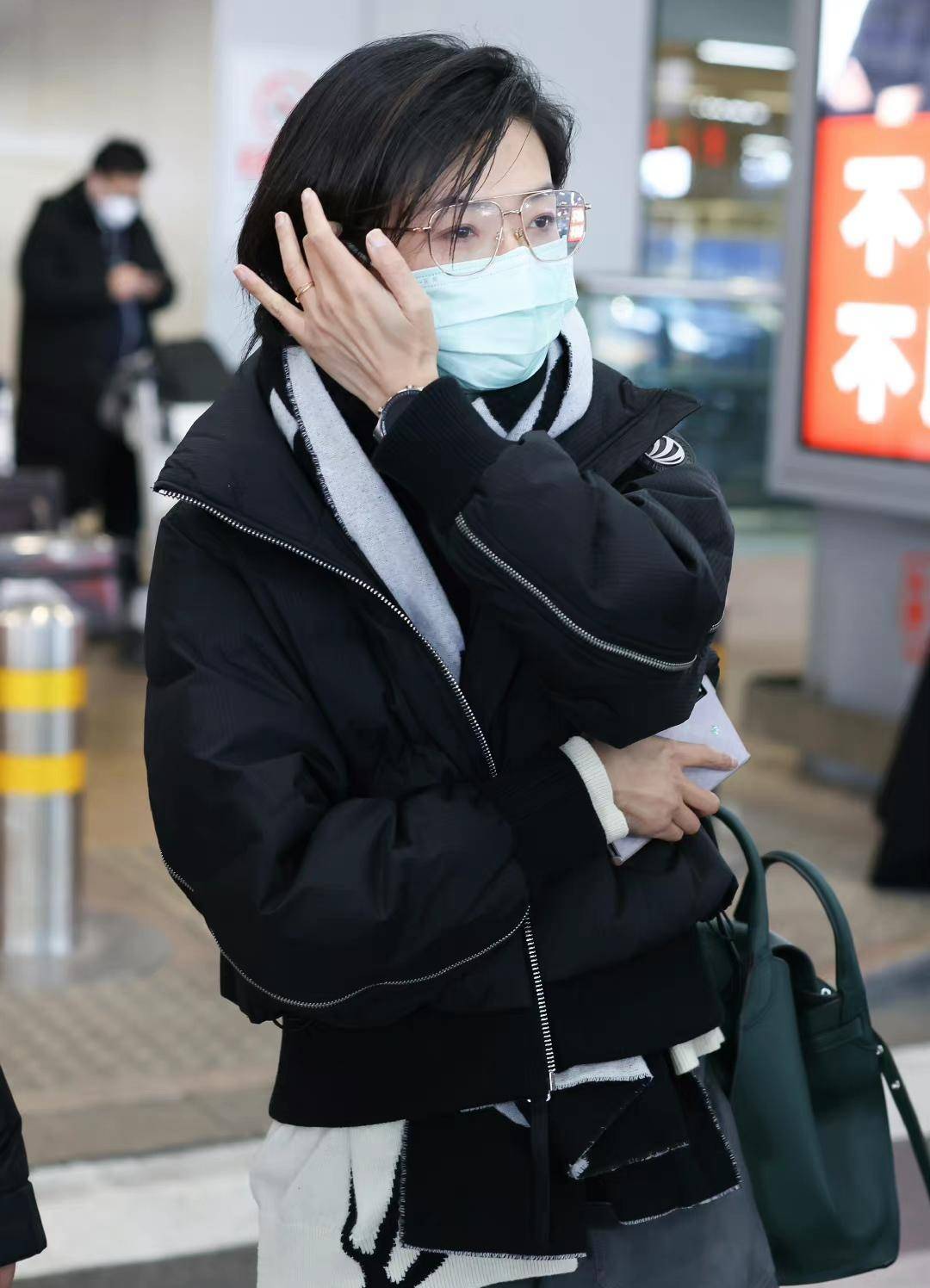 万茜机场穿搭真是下功夫了!