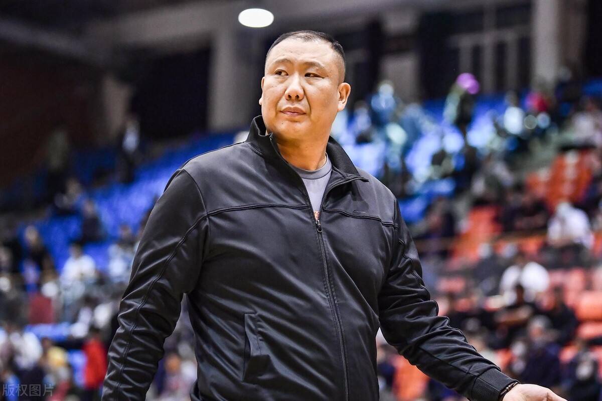 王晗带山东男篮成绩确实一般,但仅执教1个赛季就下课太心急了