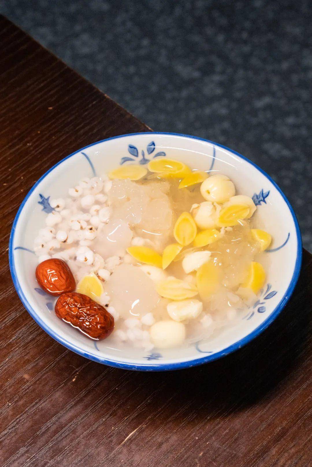 五果汤是进店必点的招牌之一,由红枣,白果,莲子,薏米,亚达籽为基底