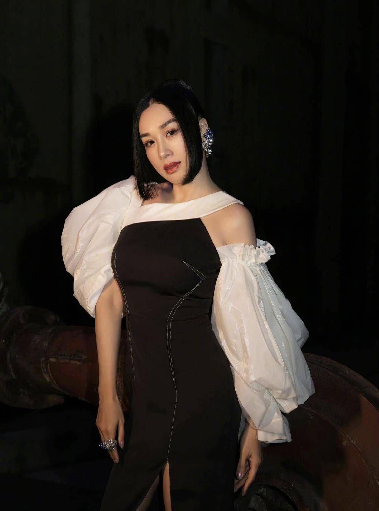 "钟丽缇"果然放得开,玫红色连衣裙秀性感曲线,根本看不出年龄_衣服