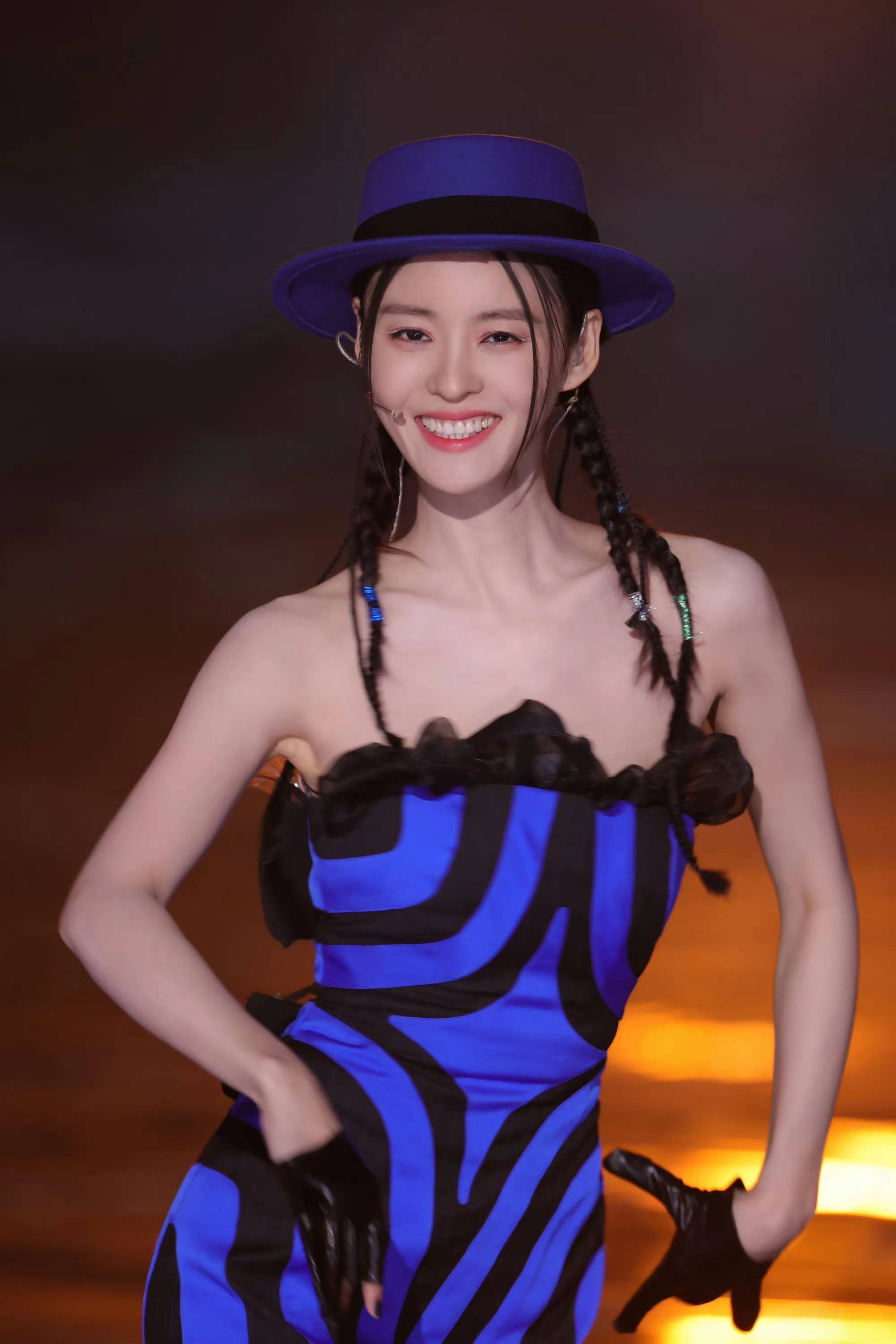 王佳宇的初舞台选择《是你》这首歌,与她的文艺气质适配度很高,如王菲