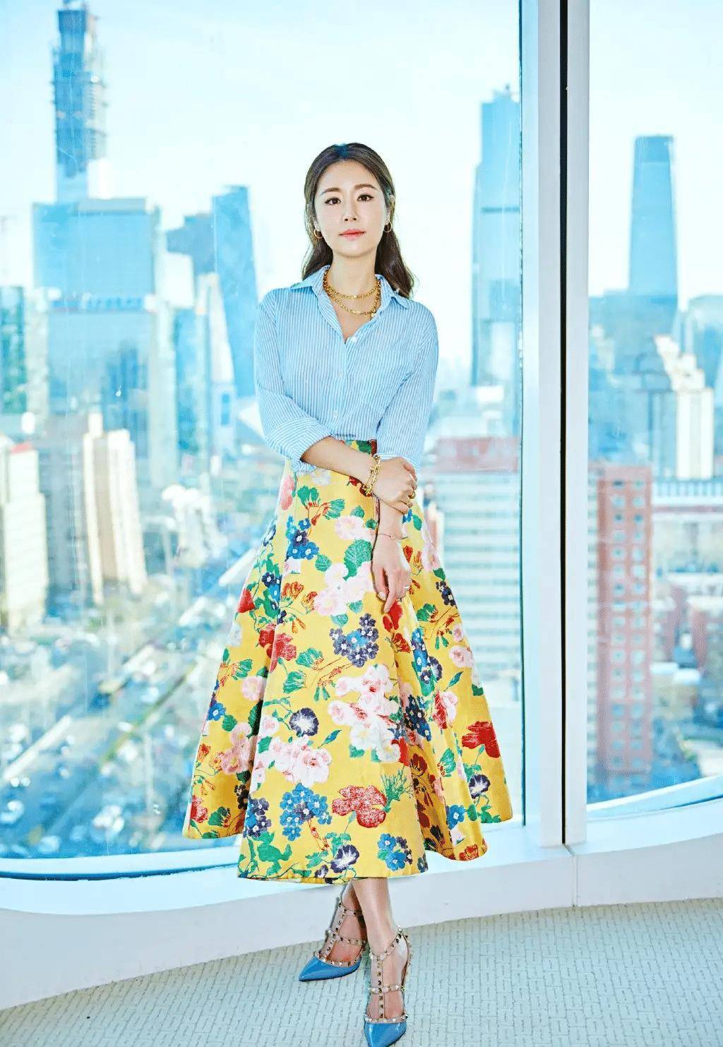 林心如大胆挑战"镂空裙",身材纤细不输00后,45岁太让人羡慕_连衣裙