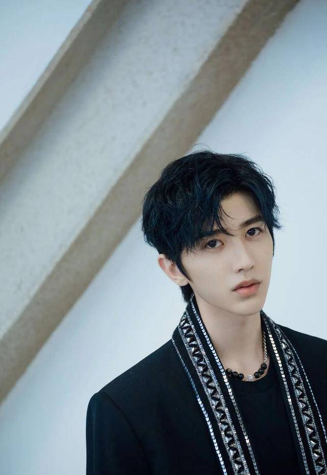 蔡徐坤换了执行经纪人之后,团队接代言和商务的门槛低了不少?