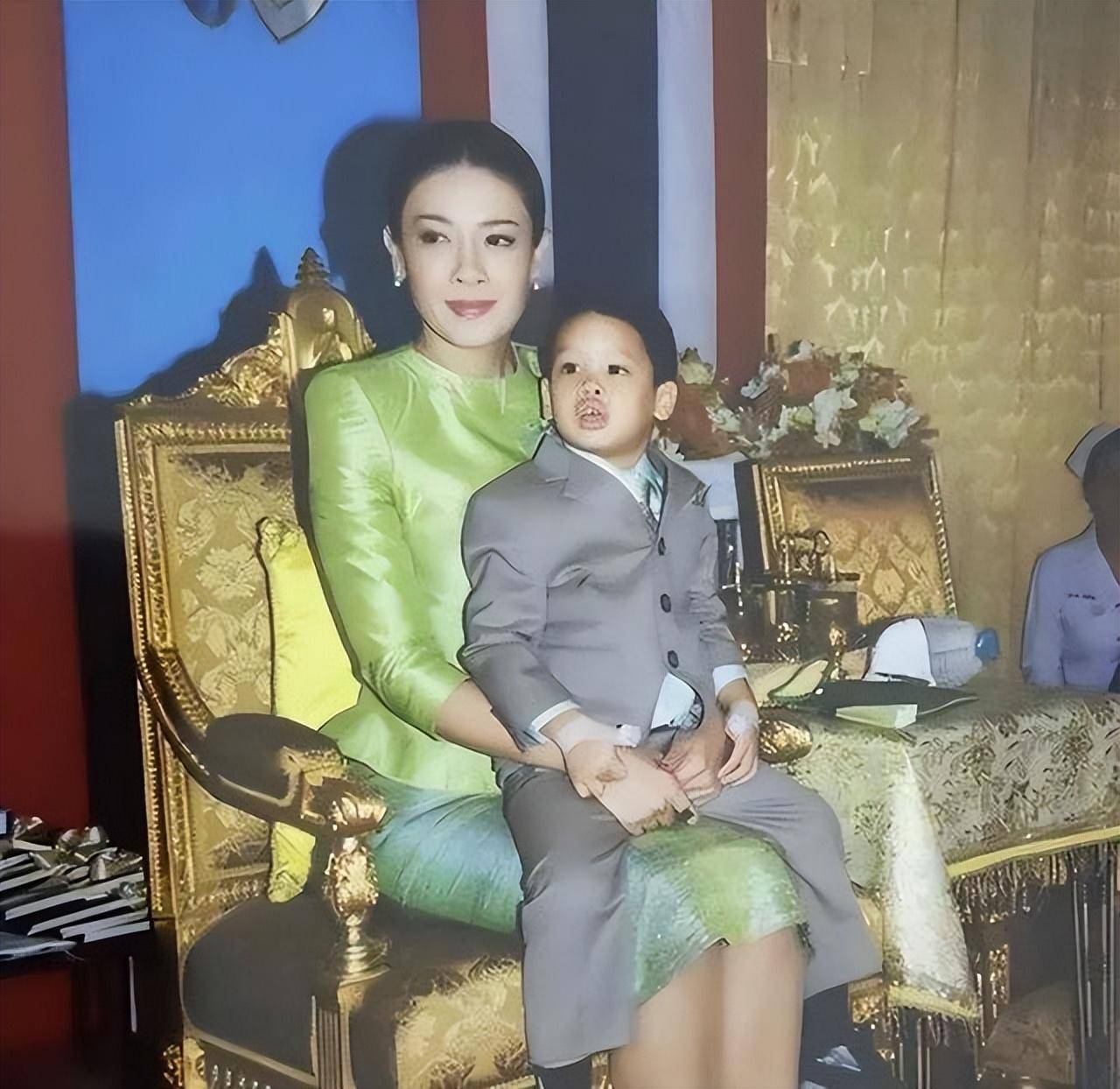 我们从提帮功小时候的照片中不难发现,他看起来总