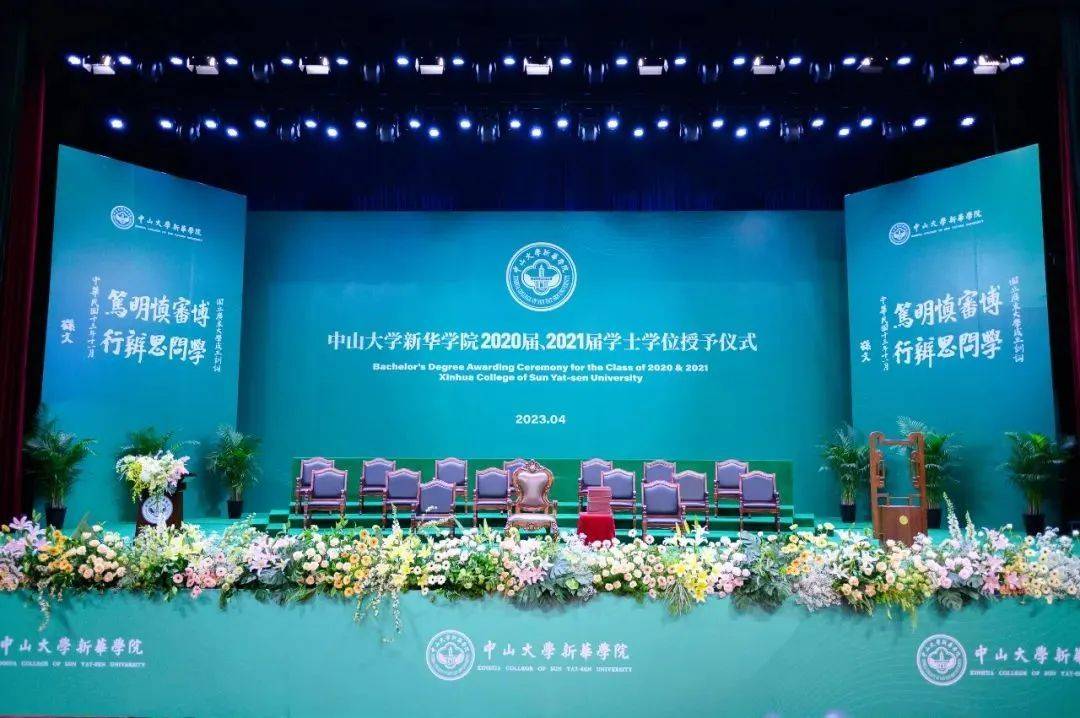上硕士服在鲜花与掌声中接过硕士毕业证书为自己的研究生生涯画上句号
