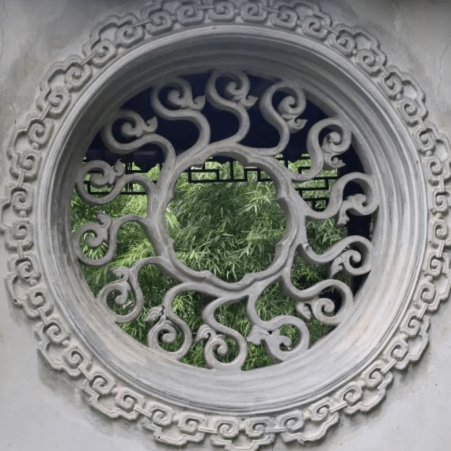 雪糕还原了东花园樨廊无名亭中寓意太阳的圆镜式漏窗,以及鹤寿亭内