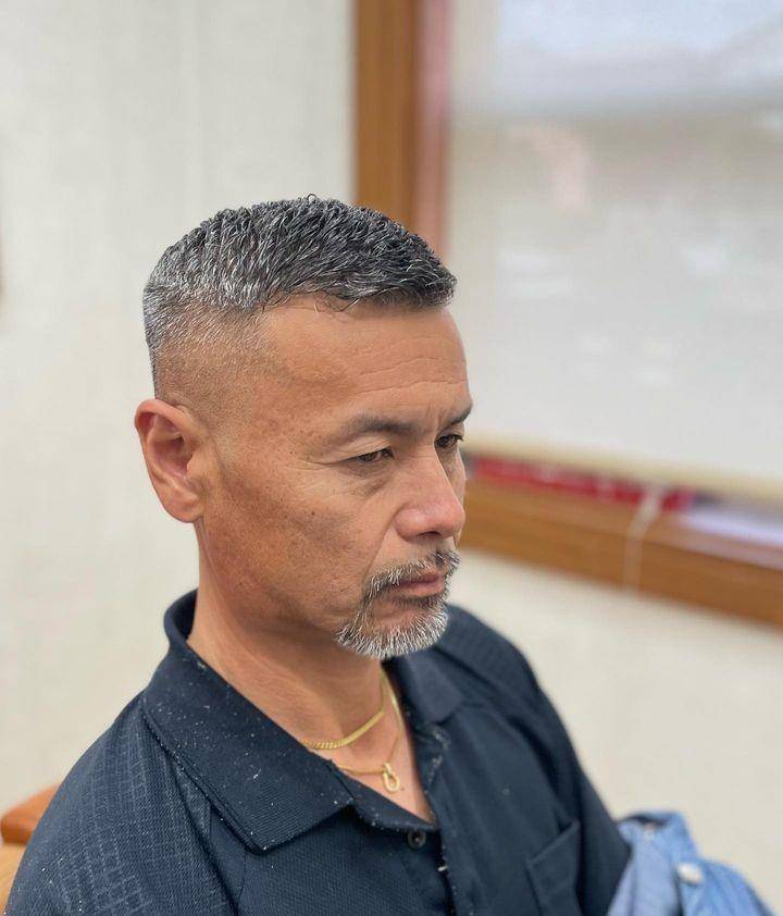 两侧铲短男士发型适合所有人,头发花白大叔剪完不一样,不信你看_时尚