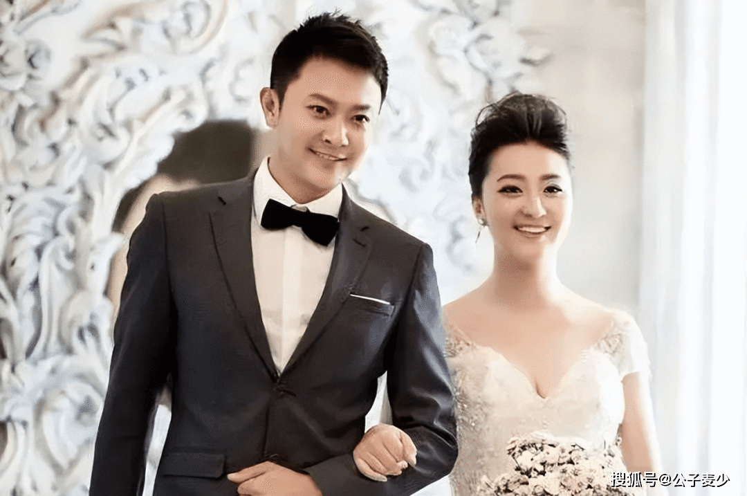 被老婆坑惨的3位男星,老婆人前清纯人后疯狂,最后一个妻离子散_潘粤明
