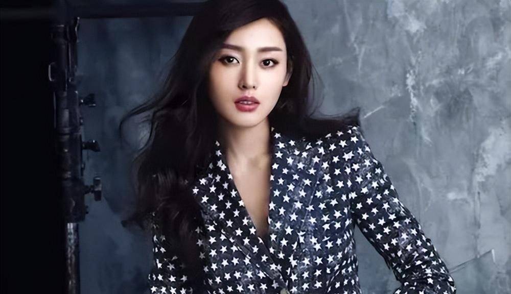 张天爱:频繁修改年龄上热搜,红毯抢邓超c位,与金晨陷抢戏风波_爱的