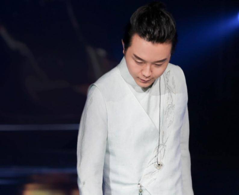 分手不到一年,李玉刚在马来西亚演出时与李雨儿相识,她参加《星光大道