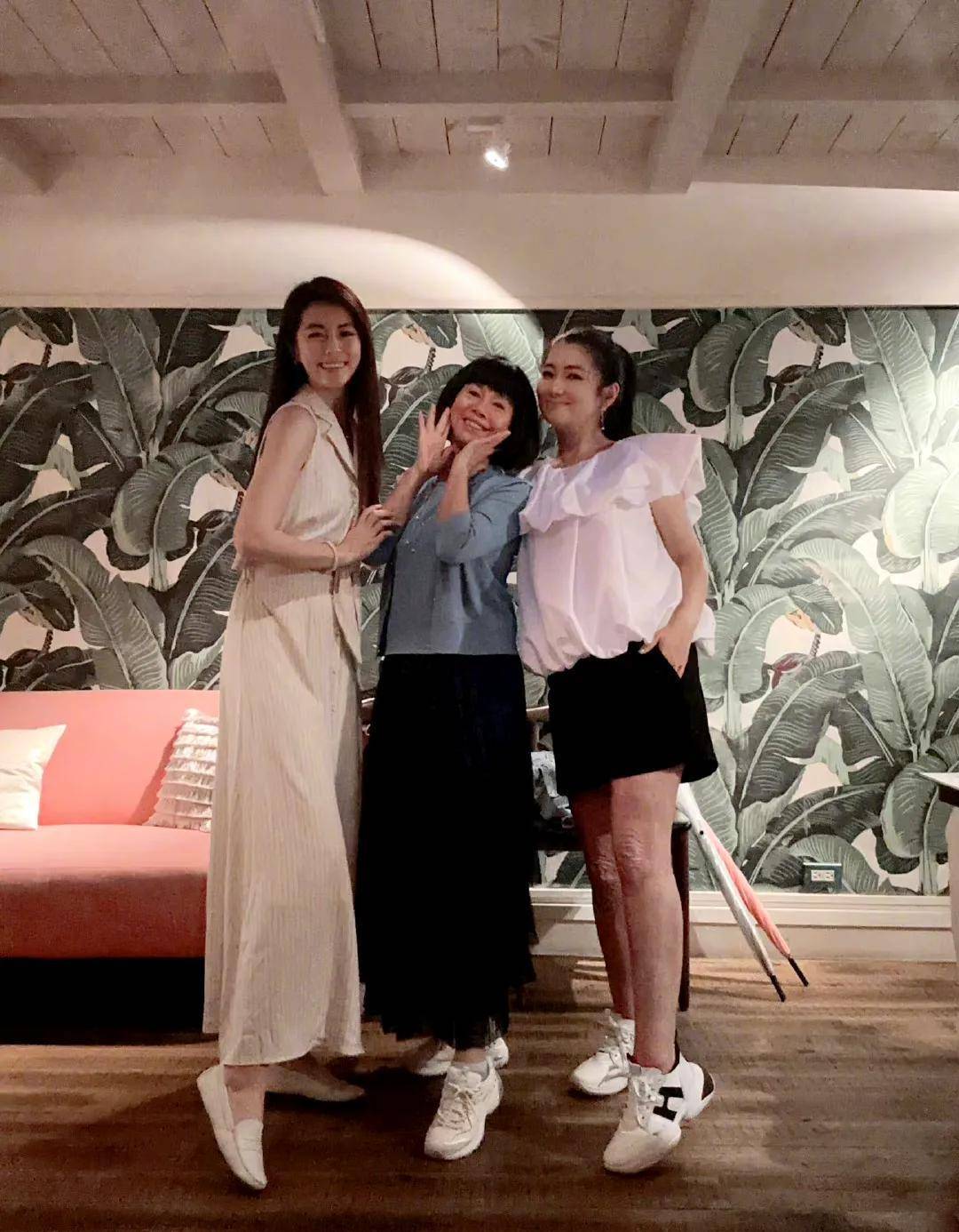 selina穿短裤晒照,看了她的腿,知道张承中为什么嫌弃她,不碰她_网友