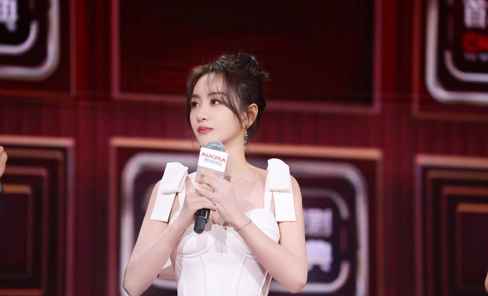 杨蓉红毯新造型一身漂亮的丸子头白色打底裤,清新又温柔!