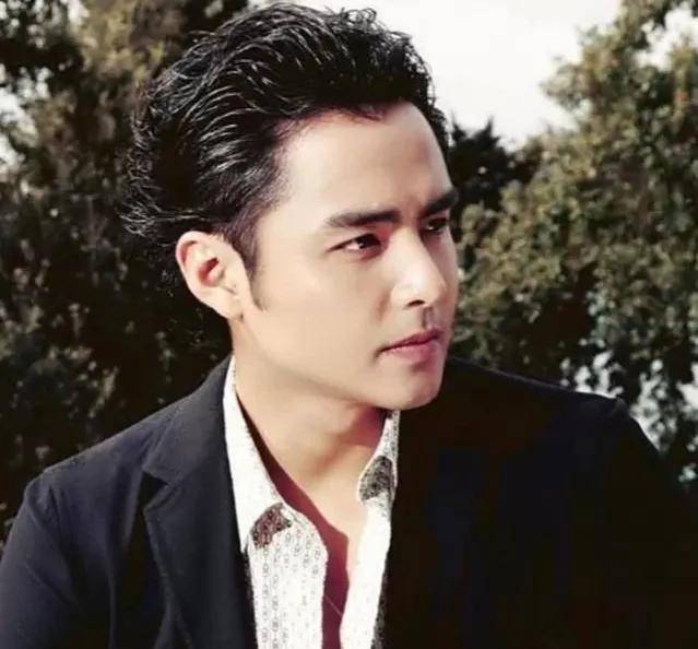 2 明道,一个在投行成名已久的少帅,帅气又多金,但是他霸道总裁的样子