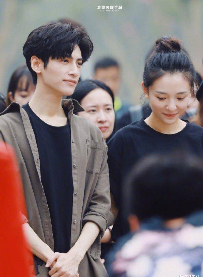 而和真正的高个男生在一起,一向娇小的吴倩是没有这么高大魁梧的!