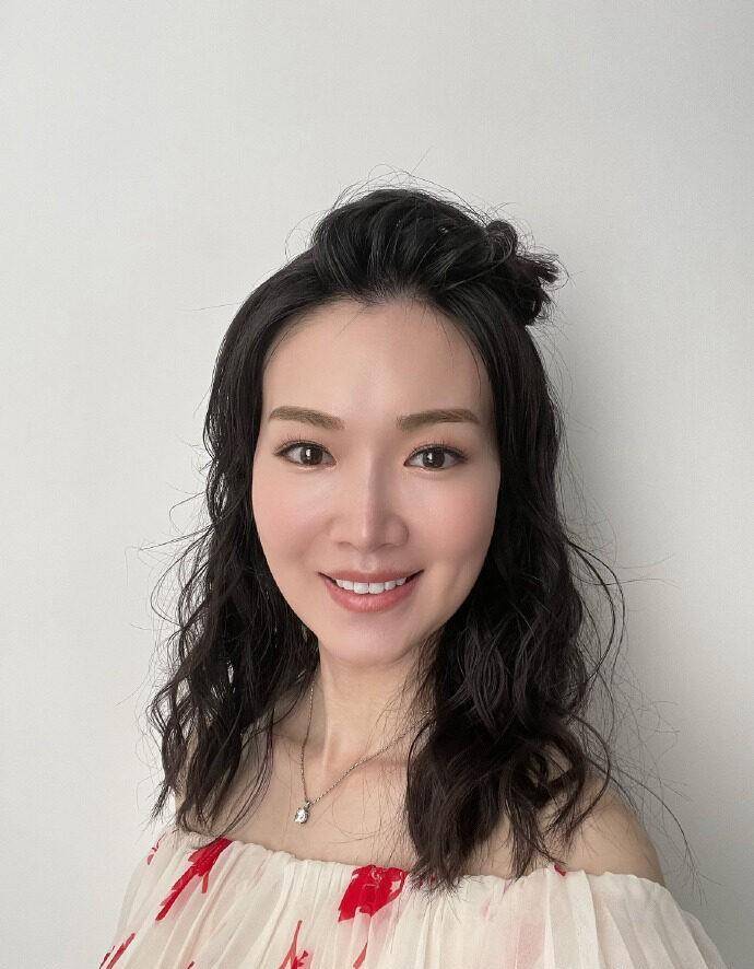 41岁港姐冠军叶翠翠直播显老态,青筋暴现被疑生病_美容_养生_事业