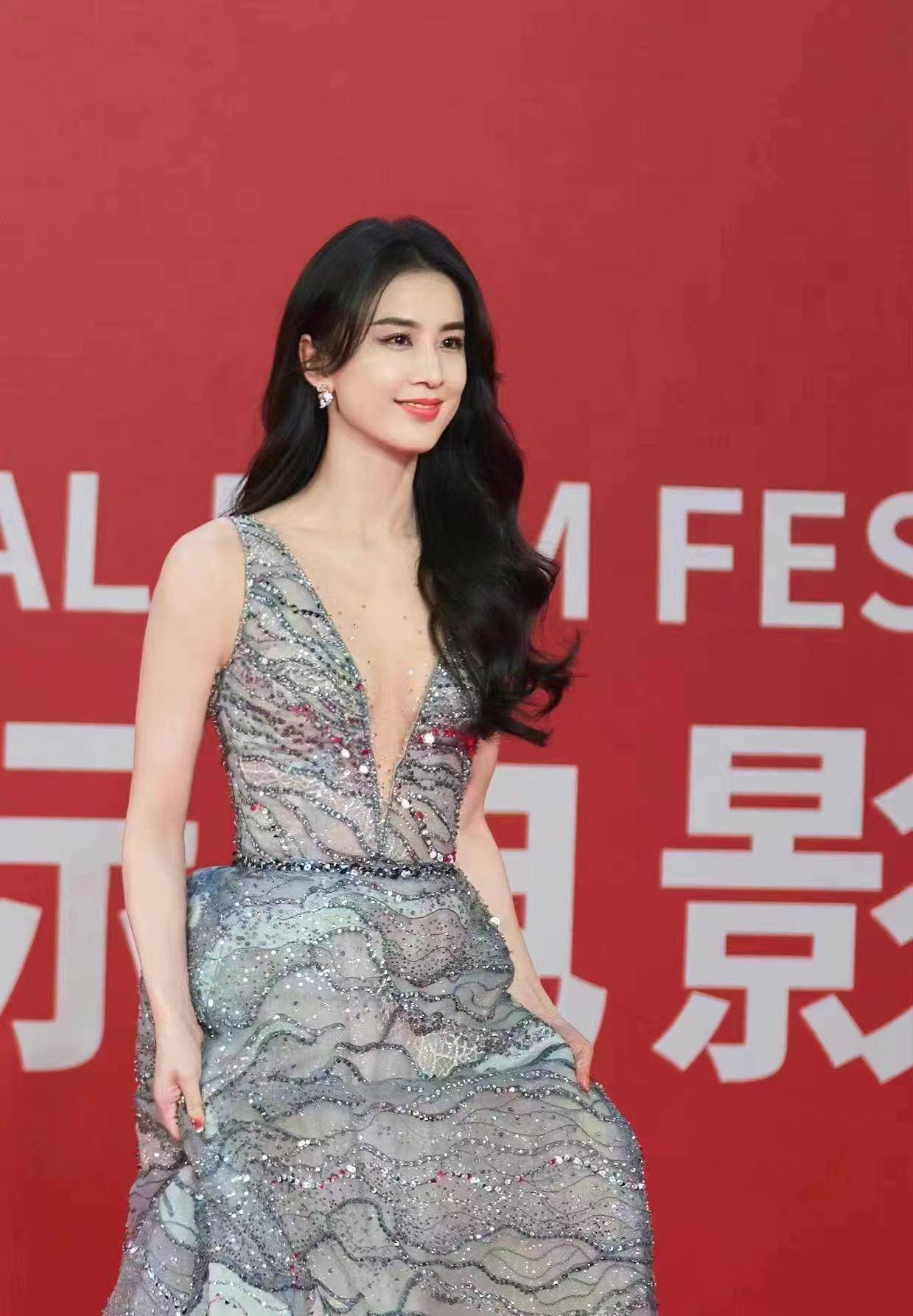 黄圣依红毯新造型非常漂亮,身穿v领银色连衣裙,性感优雅惊艳!