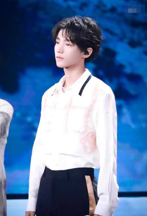 三小只合唱,王源调皮,千玺憔悴,看到王俊凯现状,小螃蟹心疼了!