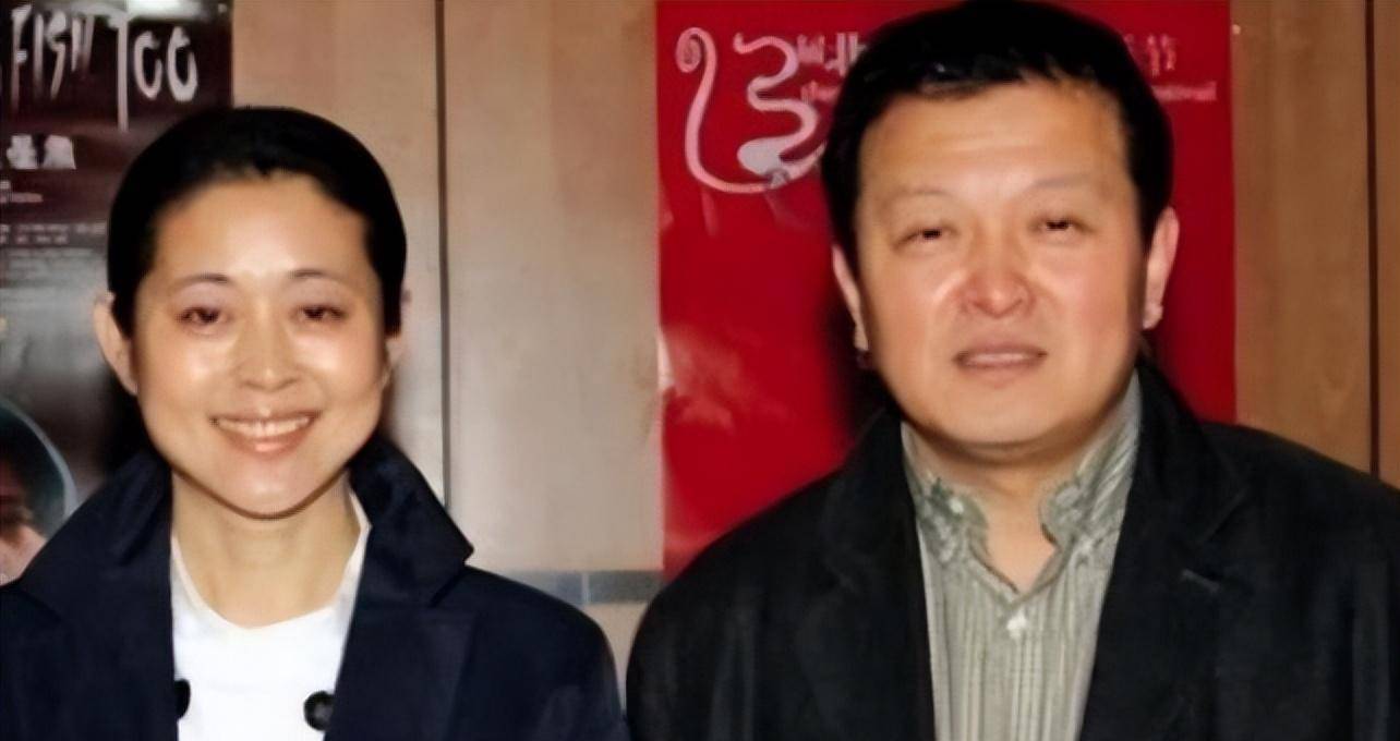 慢慢地,倪萍和杨亚洲两人便低调地在一起了,也顺利地结婚了.