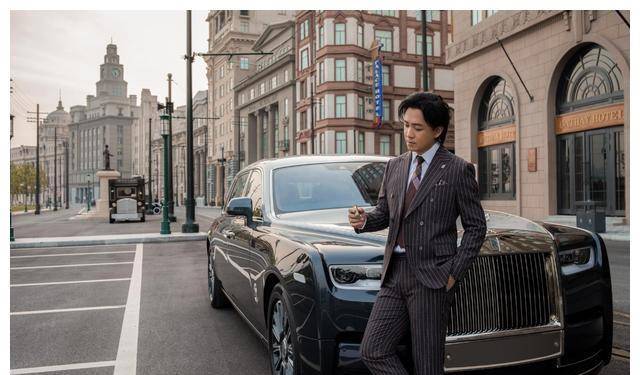 曾经的金童玉女分道扬镳,他走出阴霾靠演技翻红,皮衣儒雅_潘粤明_气质