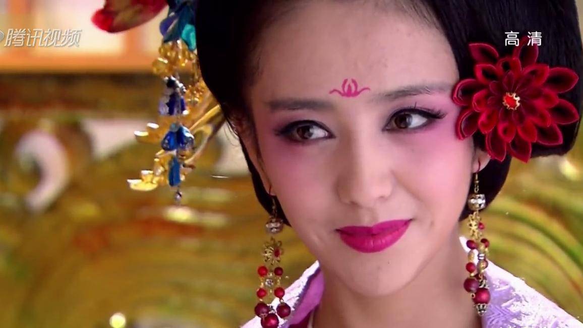 8位长在审美点上的梨涡女星,娇俏中透着灵动,甜到了心坎里_许晴_黎姿_佟丽娅