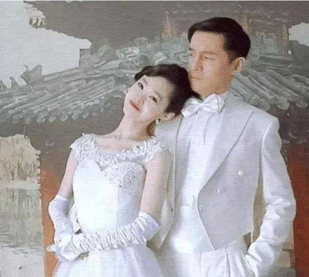 胡歌宋轶拍"婚纱照":当宋轶贴近时,胡歌的反应真实了_感情_网友_广大