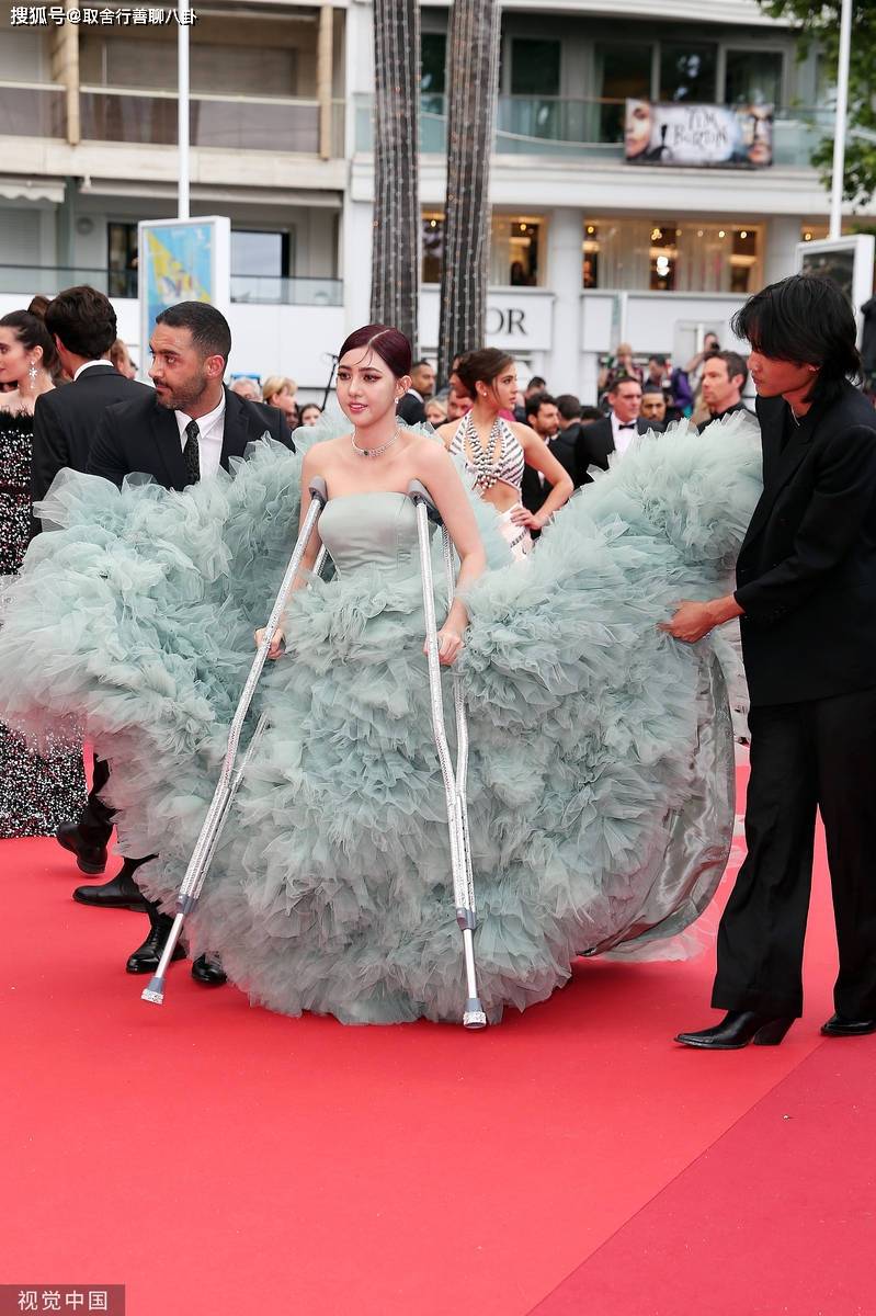 女星yubin shin拄双拐亮相戛纳电影节,身穿淡绿色抹胸礼裙,犹如仙女