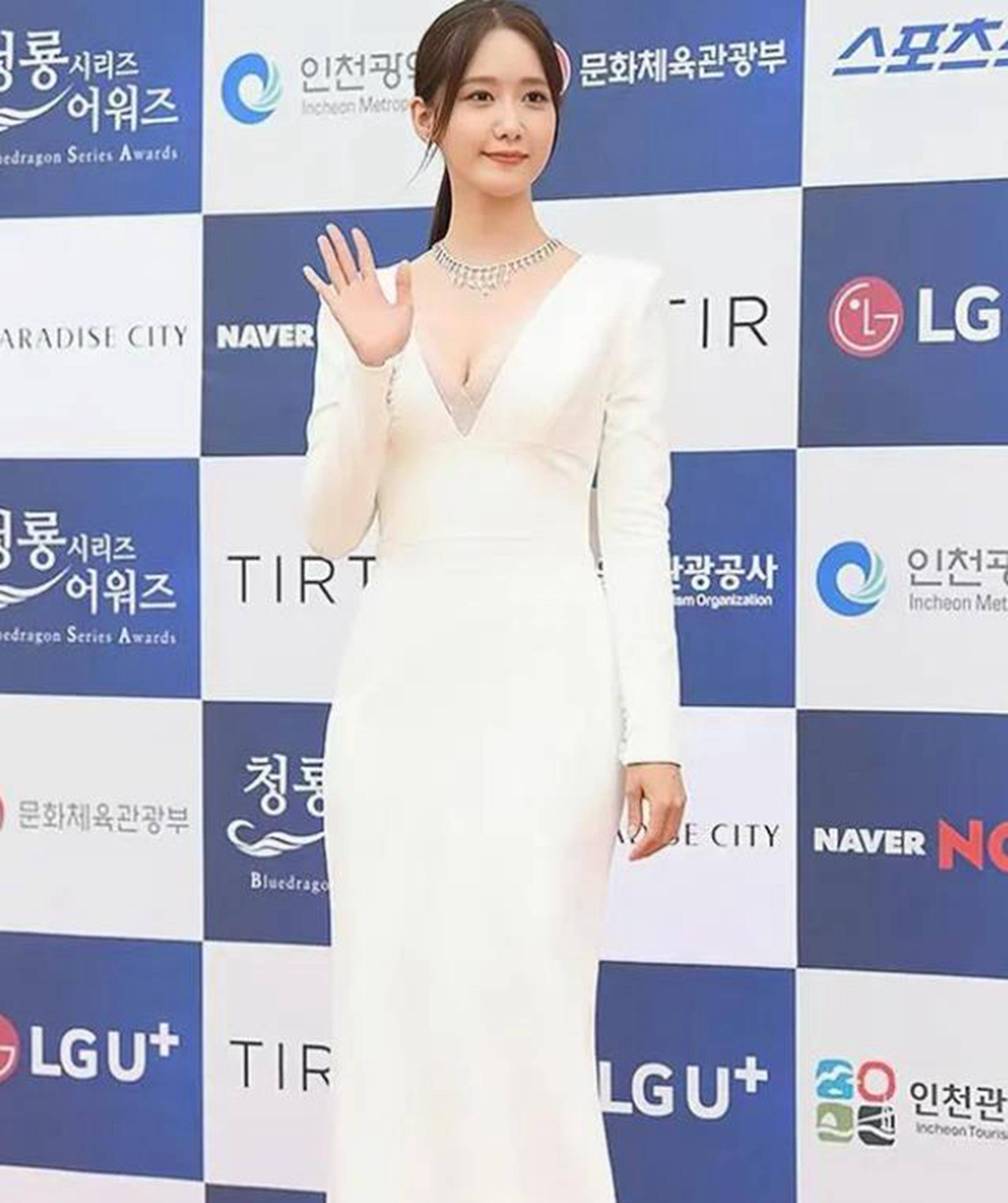 韩国女星林允儿身穿深v白裙出席活动,简约大方,清纯又好看_音乐剧