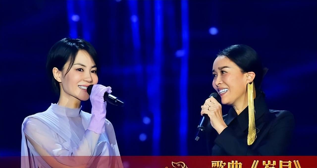 那英调侃谢霆锋只会唱王菲的歌,何炅起身救场:一下没摁住那姐_张柏芝