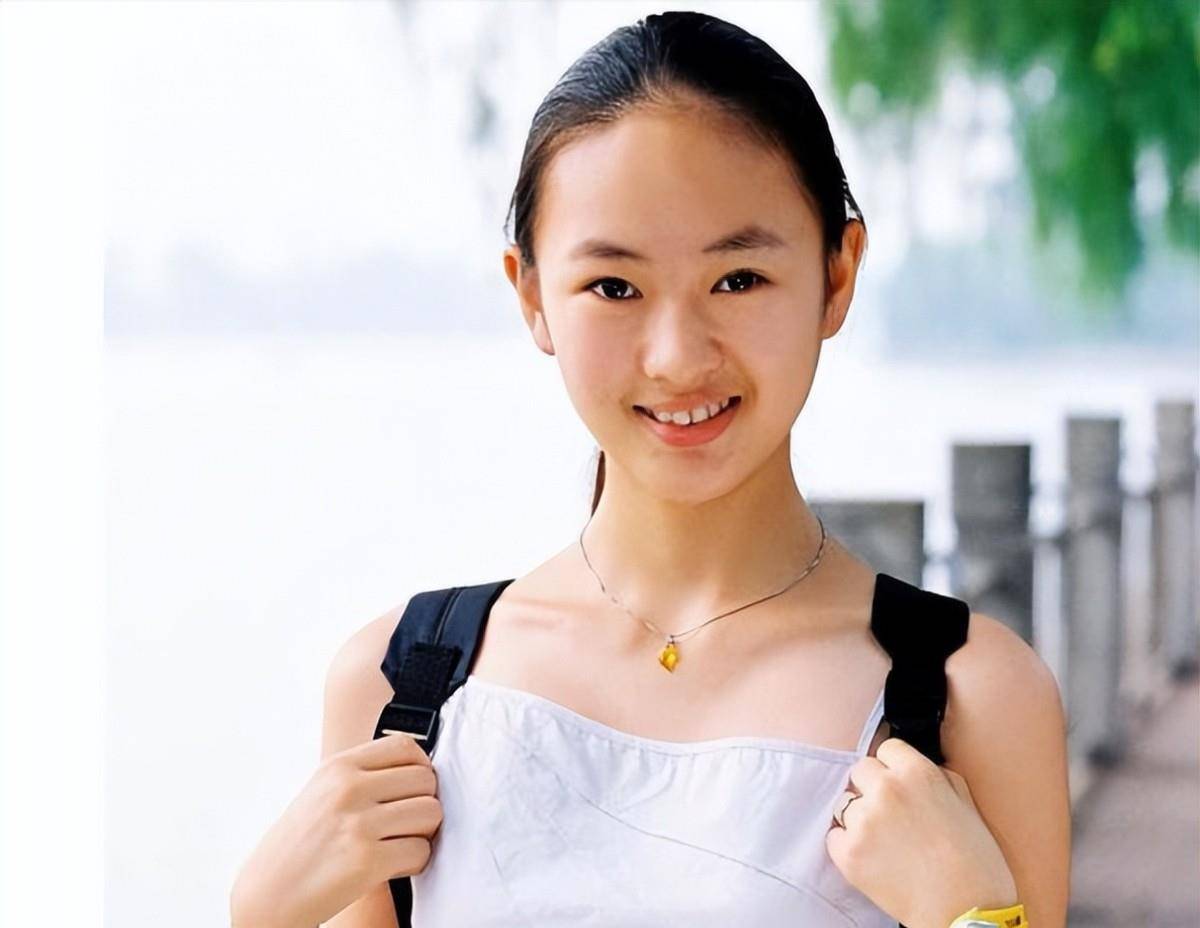 18年的蜕变,那个当街被张默殴打的童瑶,已是对方高攀不起的人_中戏