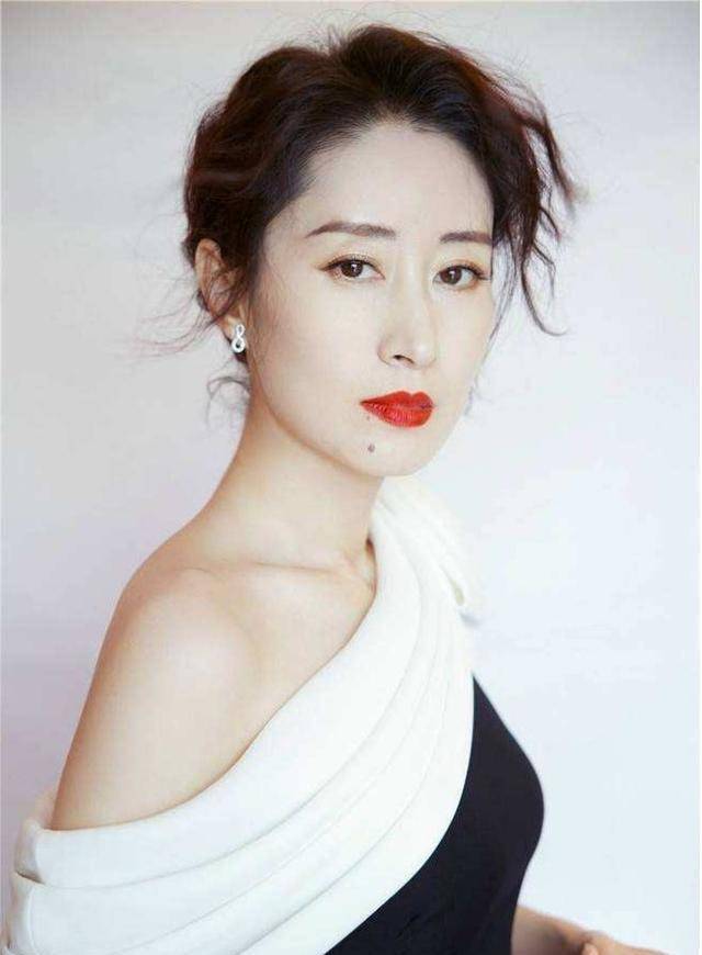 44岁刘敏涛太减龄,粉色裙装少女感超强,甜美笑容真美_造型_时尚_剧中