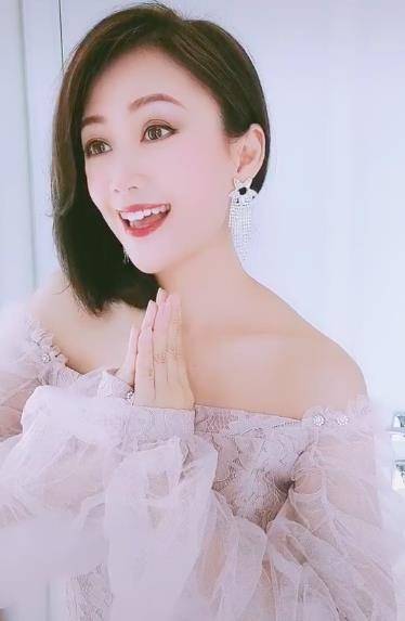 51岁梁小冰穿廉价礼服商演,膀阔腰圆疑似发福,网友感叹美人迟暮