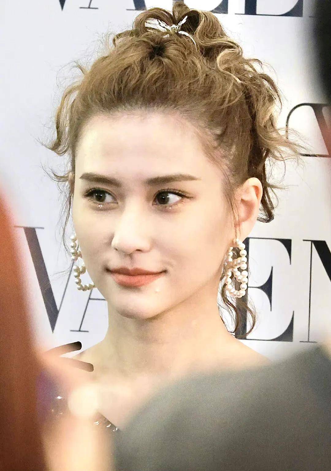 32岁何超莲怀孕风波后现身,a4腰娃娃脸抢镜,穿露脐短裙力破怀孕传闻