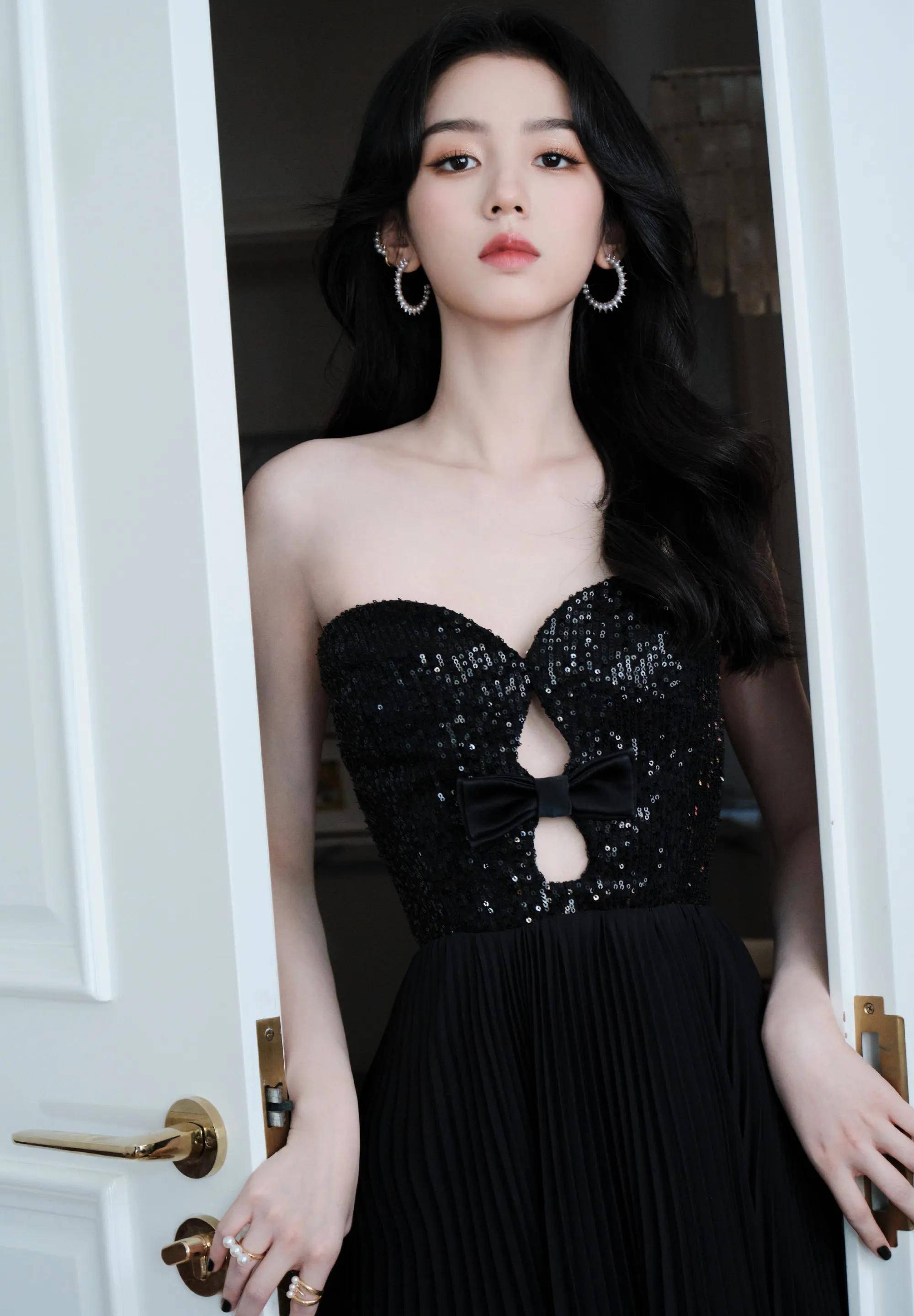 周也一袭黑裙现身,身材轮廓分明,现身上海某活动,高