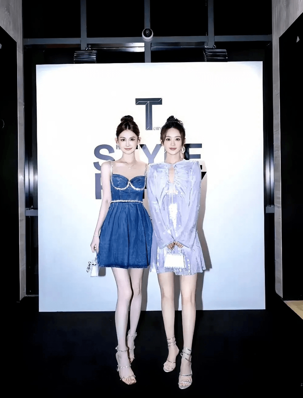 赵丽颖跟网红合影,美颜太狠腿又白又长,反倒失去了本身的自然美_照片