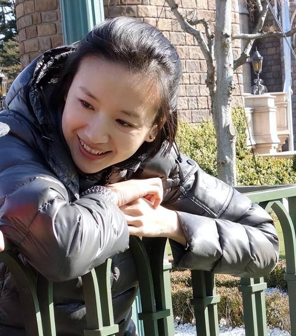 潘粤明不再是发蛋糕的表情庆祝生日,这次直接是转发董洁的微博,为顶顶