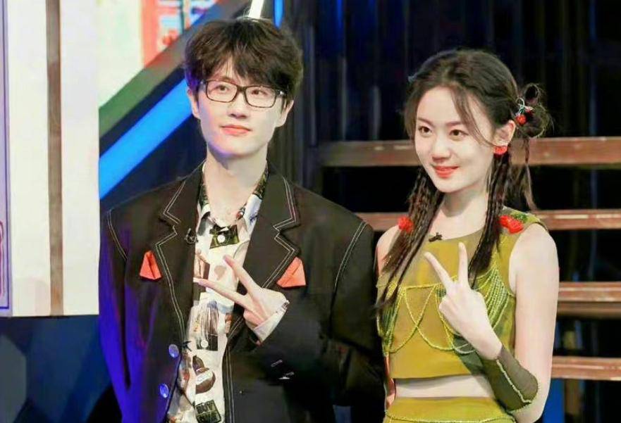 许嵩和小14岁女友冯禧逛街,十指紧扣帮拎包,稳定交往近一年_谢娜_恋情