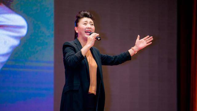 此外她还是海政文工团的一员,她属于"半路出家",2007年被特招海政