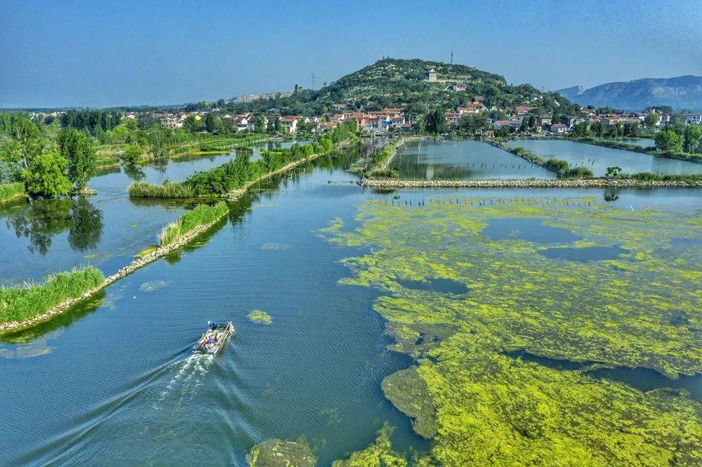 济宁微山湖景区的独山岛船在水上宛如"若空游无所依"视频中湖水清澈