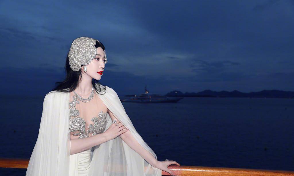 范冰冰透视胸形闪爆全场,巩俐展女王气势不及内地花旦抹胸式旗袍_福伯