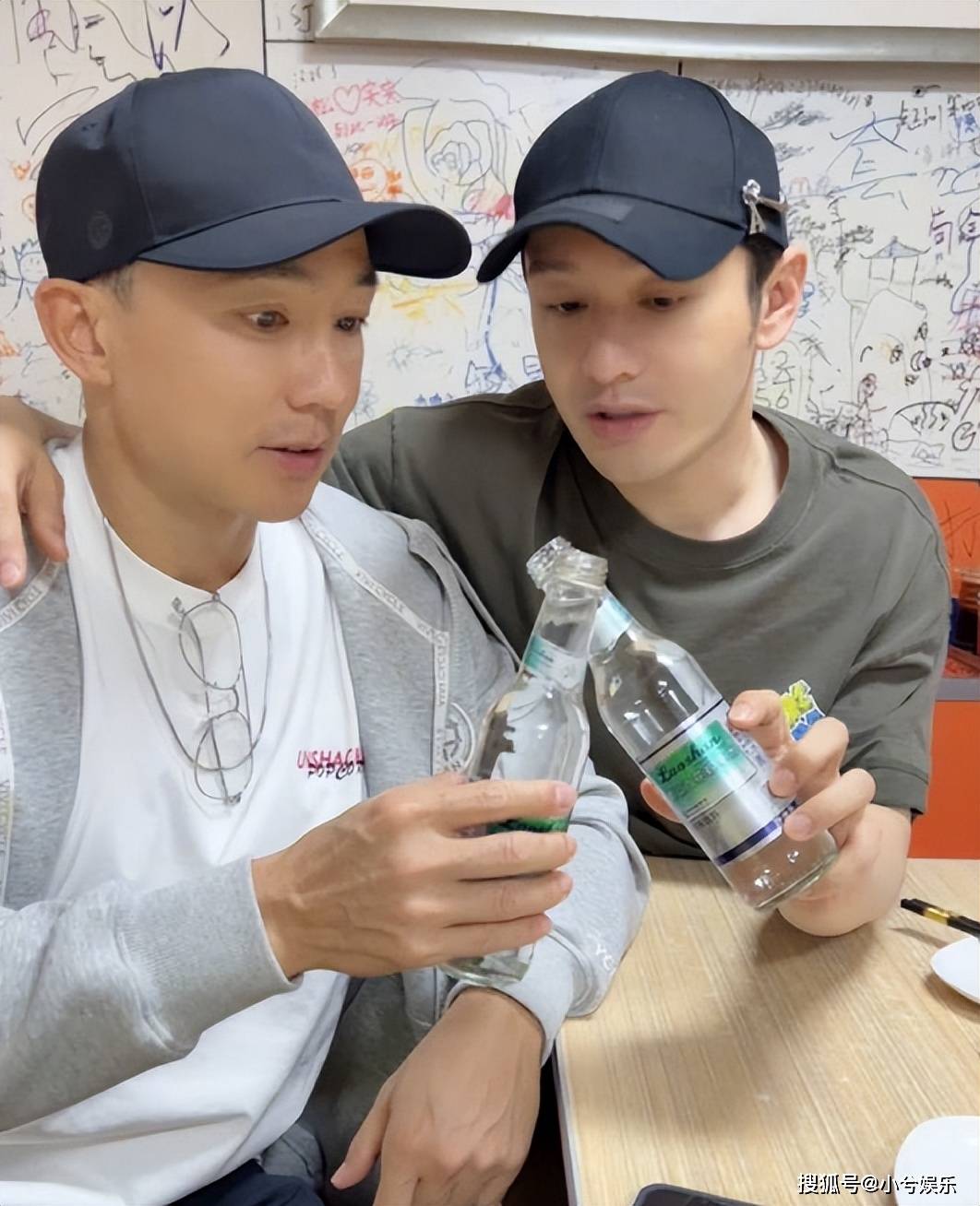 原创            黄晓明请刘畊宏夫妇吃烧烤，刘畊宏秀身材，44岁老婆真实状态曝光(黄晓明和刘烨身高对比)