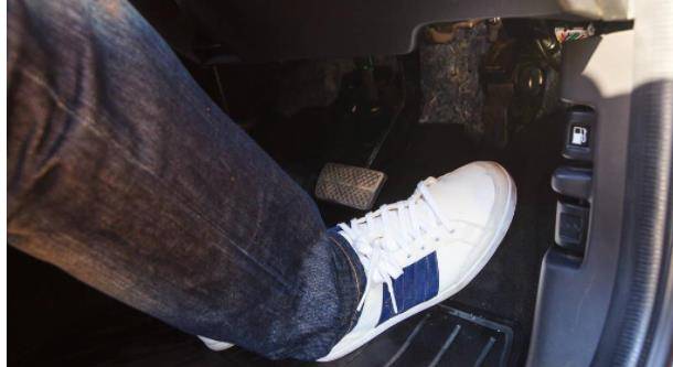 超车不是一个劲猛踩油门就可以的,掌握好这2个技巧,超车更安全_搜狐