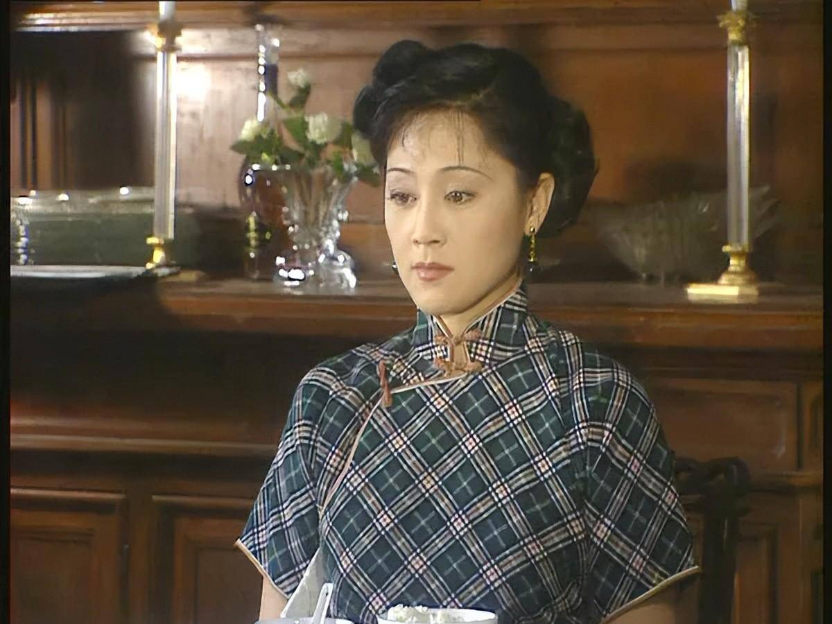 1996年,王姬凭电视剧《雷雨》,斩获金鹰奖最佳女演员;1999年,她又凭